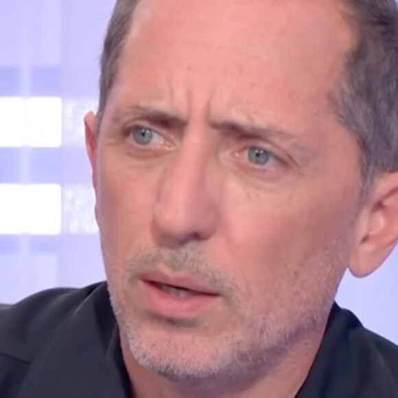 Gad Elmaleh face à Mouloud Achour sur le plateau de "Clique".