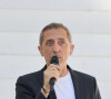 Gad Elmaleh - Le président de la République française E.Macron et la première dame B.Macron assistent à la messe donnée par le pape François au stade Vélodrome de Marseille, le 23 septembre 2023. Sa Sainteté le pape François est à Marseille pour la clôture des Rencontres Méditerranéennes (17 - 24 septembre 2023). © Dominique Jacovides / Bestimage