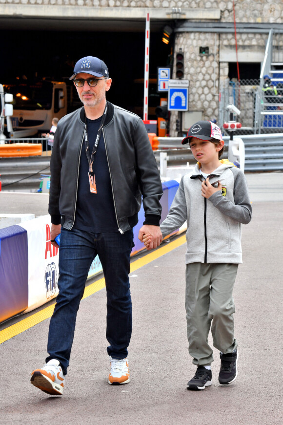 Gad Elmaleh et son fils Raphaël durant le 6eme Monaco E-Prix à Monaco, le 6 mai 2023. Nick Cassidy (Envision Racing) s’est imposé à Monaco devant le Néo-Zélandais Mitch Evans (Jaguar TCS Racing), arrivé second, et le Britannique Jake Dennis (Avalanche Andretti), 3eme. Nick Cassidy prend la tête du championnat. © Bruno Bebert/Bestimage