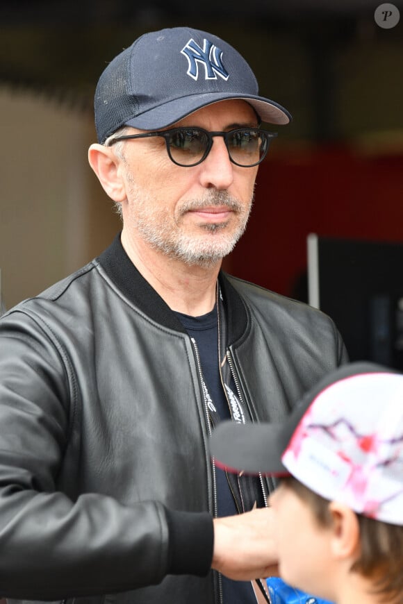 Gad Elmaleh au stand Nissan durant le 6eme Monaco E-Prix à Monaco, le 6 mai 2023. Nick Cassidy (Envision Racing) s’est imposé à Monaco devant le Néo-Zélandais Mitch Evans (Jaguar TCS Racing), arrivé second, et le Britannique Jake Dennis (Avalanche Andretti), 3eme. Nick Cassidy prend la tête du championnat.  © Bruno Bebert/Bestimage