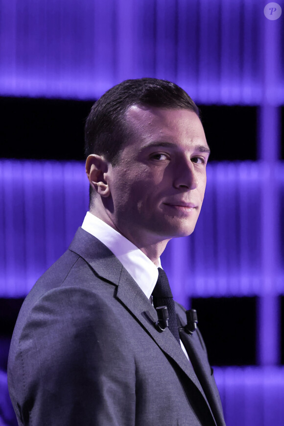 Jordan Bardella, Rassemblement Nationale - Les principales têtes de liste aux élections européennes débattent sur le plateau de télévision CNEWS, présentés par Laurence Ferarri et Pierre de Vilno, Paris, le 30 mai 2024. © Stéphane Lemouton / Bestimage 