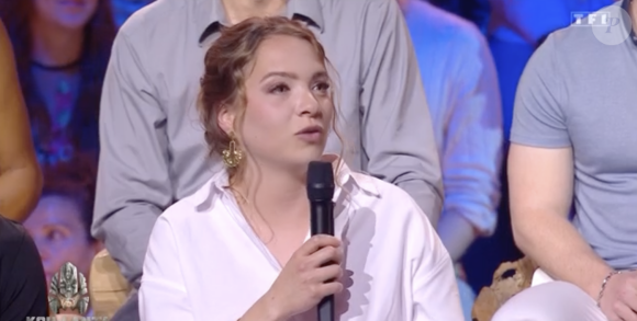 Elle a débarqué en plateau bien apprêtée et lookée dans un pantalon fluide léopard et dotée d'une chemise blanche. Une allure qui a beaucoup plu sur les réseaux sociaux.
Pauline lors de la finale de "Koh-Lanta 2024", sur TF1