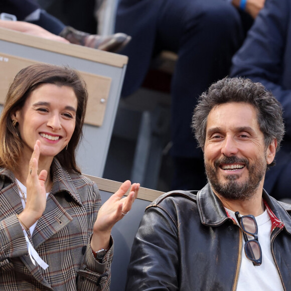 Vincent Elbaz a assisté aux matchs de Roland Garros avec sa femme, la journaliste Fanny Conquy
Vincent Elbaz et sa femme Fanny Conquy dans les tribunes des Internationaux de France de tennis de Roland Garros  © Jacovides-Moreau/Bestimage