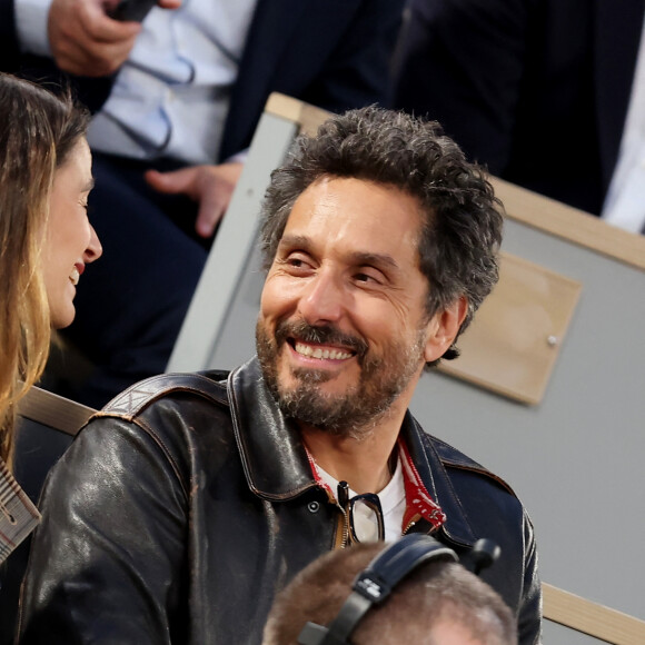 et les sourires étaient nombreux aussi pour Vincent Elbaz
Vincent Elbaz et sa femme Fanny Conquy dans les tribunes des Internationaux de France de tennis de Roland Garros 2024 à Paris le 4 juin 2024. © Jacovides-Moreau/Bestimage