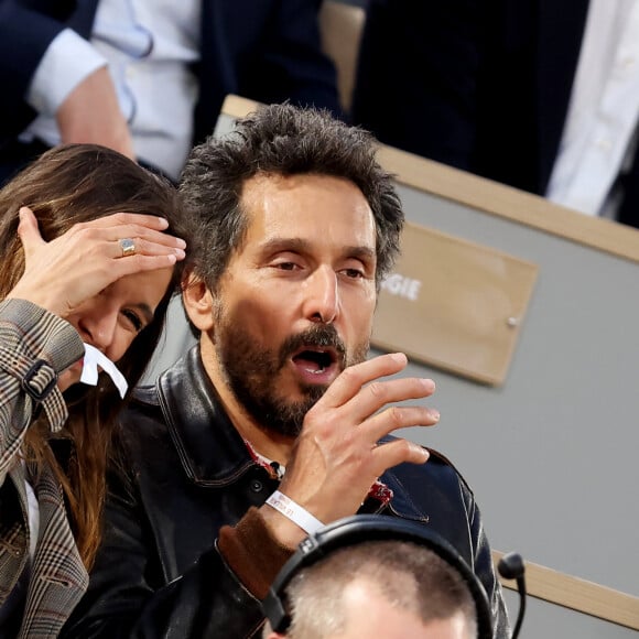 Vincent Elbaz et sa femme Fanny Conquy dans les tribunes des Internationaux de France de tennis de Roland Garros 2024 à Paris le 4 juin 2024. © Jacovides-Moreau/Bestimage