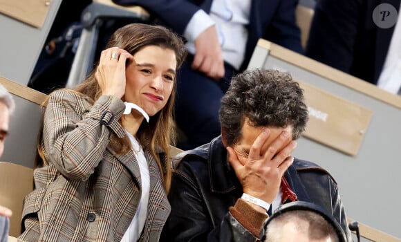 Vincent Elbaz et sa femme Fanny Conquy dans les tribunes des Internationaux de France de tennis de Roland Garros 2024 à Paris le 4 juin 2024. © Jacovides-Moreau/Bestimage