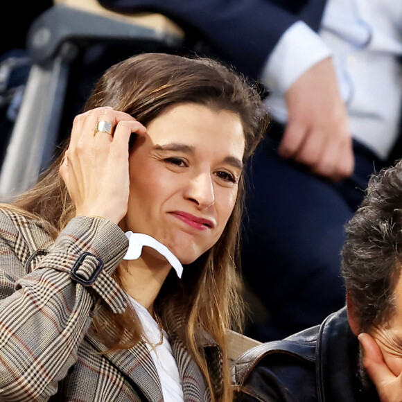 Vincent Elbaz et sa femme Fanny Conquy dans les tribunes des Internationaux de France de tennis de Roland Garros 2024 à Paris le 4 juin 2024. © Jacovides-Moreau/Bestimage