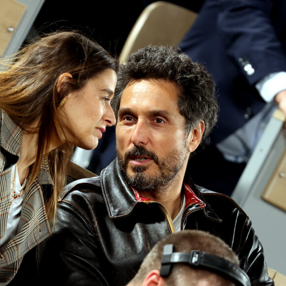 Vincent Elbaz et sa femme Fanny Conquy dans les tribunes des Internationaux de France de tennis de Roland Garros 2024 à Paris le 4 juin 2024. © Jacovides-Moreau/Bestimage