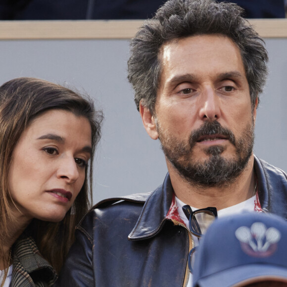 Vincent Elbaz et sa femme Fanny Conquy dans les tribunes des Internationaux de France de tennis de Roland Garros 2024 à Paris le 4 juin 2024. © Jacovides-Moreau/Bestimage