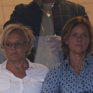 Muriel Robin et sa femme Anne Le Nen dans les tribunes des Internationaux de France de tennis de Roland Garros 2024 à Paris le 4 juin 2024. © Jacovides-Moreau/Bestimage