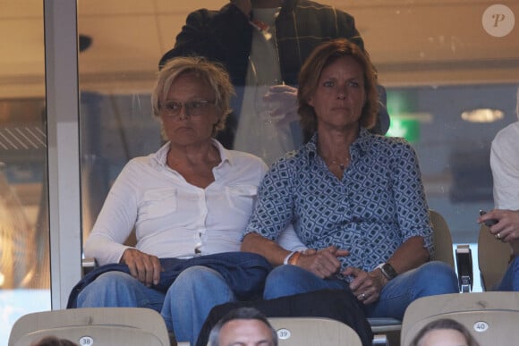 Muriel Robin et sa femme Anne Le Nen dans les tribunes des Internationaux de France de tennis de Roland Garros 2024 à Paris le 4 juin 2024. © Jacovides-Moreau/Bestimage