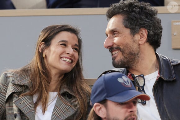 Vincent Elbaz et sa femme Fanny Conquy dans les tribunes des Internationaux de France de tennis de Roland Garros 2024 à Paris le 4 juin 2024. © Jacovides-Moreau/Bestimage