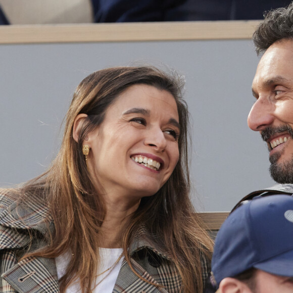 Vincent Elbaz et sa femme Fanny Conquy dans les tribunes des Internationaux de France de tennis de Roland Garros 2024 à Paris le 4 juin 2024. © Jacovides-Moreau/Bestimage