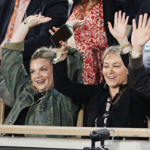 Ben Stiller avec sa femme Christine Taylor et leur fille Ella Stiller, dans les tribunes des Internationaux de France de tennis de Roland Garros 2024 lors du match opposant Carlos Alcaraz à Stéfanos Tsitsipás à Paris le 4 juin 2024. © Jacovides-Moreau/Bestimage