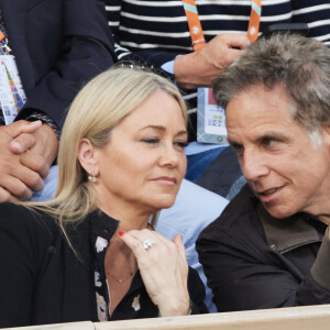 Ben Stiller avec sa femme Christine Taylor et leur fille Ella Stiller, dans les tribunes des Internationaux de France de tennis de Roland Garros 2024 lors du match opposant Carlos Alcaraz à Stéfanos Tsitsipás à Paris le 4 juin 2024. © Jacovides-Moreau/Bestimage