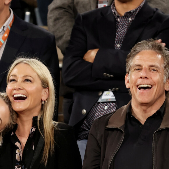 Une star américaine était également de très bonne humeur dans les tribunes de Roland Garros : Ben Stiller
Ben Stiller avec sa femme Christine Taylor et leur fille Ella Stiller, dans les tribunes des Internationaux de France de tennis de Roland Garros 2024 lors du match opposant Carlos Alcaraz à Stéfanos Tsitsipás à Paris le 4 juin 2024. © Jacovides-Moreau/Bestimage