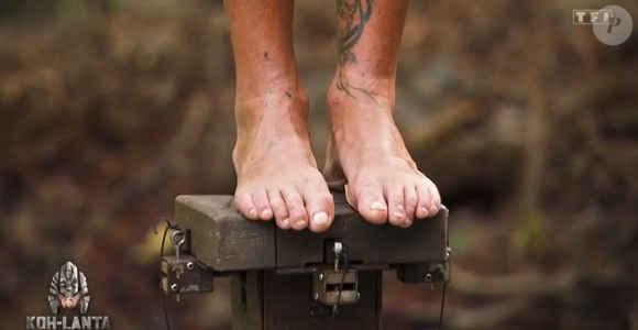 Malgré la douleur, Julie a tenu plus de 2 heures sur les poteaux !
Julie sur les poteaux lors de la finale de "Koh-Lanta, Les Chasseurs d'immunité", mardi 4 juin 2024 sur TF1.