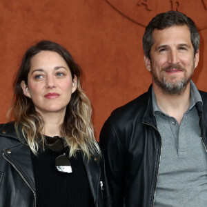 Guillaume Canet n'apprécie pas une blague sur Marion Cotillard
 
Guillaume Canet et sa compagne Marion Cotillard - People au village pour la finale hommes lors des internationaux de France de tennis de Roland Garros. © Jacovides - Moreau / Bestimage