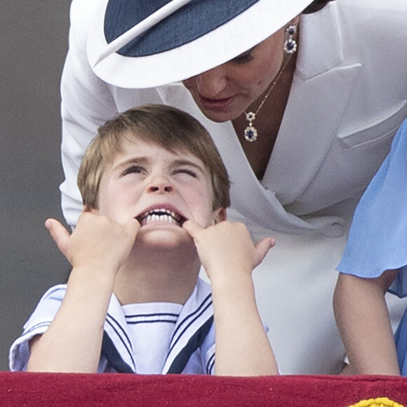 Kate Middleton et le prince Louis assistent à un défilé aérien depuis le balcon du palais de Buckingham, à Londres, lors de la cérémonie des couleurs, le premier jour des célébrations du jubilé de platine. Londres, Royaume-Uni, le 2 juin 2022. Photo de Stephen Lock/i-Images/ABACAPRESS.COM