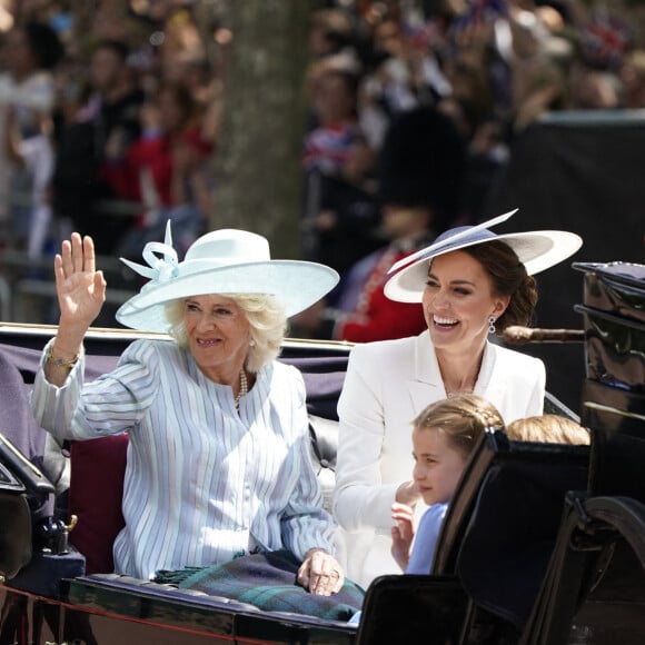 La duchesse de Cornouailles, la duchesse de Cambridge et la princesse Charlotte montent dans une calèche alors que le cortège royal retourne à Buckingham Palace après la cérémonie de la montée des couleurs à Horse Guards Parade, au centre de Londres, alors que la Reine célèbre son anniversaire officiel, le premier jour des célébrations du Jubilé de platine. Londres, Royaume-Uni, jeudi 2 juin 2022. Photo par Jonathan Brady/PA Wire/ABACAPRESS.COM