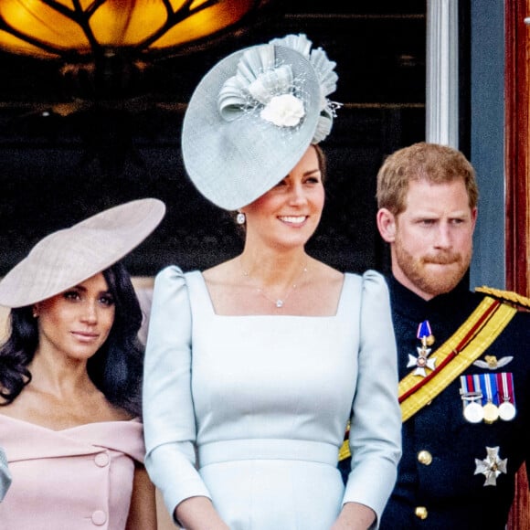 La famille royale britannique sur le balcon lors de la célébration du Trooping the Colour à Londres, au Royaume-Uni, le 09 juin 2018. Meghan Duchesse de Sussex Princesse Meghan Markle et le prince Harry Famille royale britannique à Trooping the Colour La reine Elizabeth, le prince de Galles Charles, la duchesse de Cornouailles Camilla, le duc et la duchesse de Cambridge, le prince George, la princesse Charlotte , le prince Andrew et la princesse Anne à Londres, Royaume-Uni, trooping the colour , La trooping the color annuelle est pour honorer l'anniversaire officiel de la Reine. Photo par Robin Utrecht/ABACAPRESS.COM