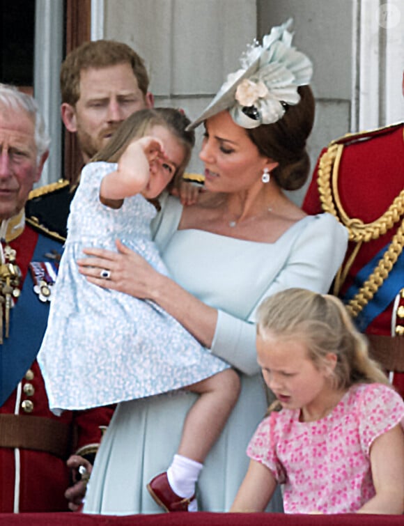 La famille royale assiste à la montée des couleurs. Sur le balcon du palais de Buckingham . La duchesse de Cambridge, le prince George et la princesse Charlotte . La princesse Charlotte réconfortée par sa mère, la duchesse de Cambridge . Londres, Royaume-Uni, le 09 juin 2018. Photo par Paul Edwards/The Sun/News Licensing/ABACAPRESS.COM
