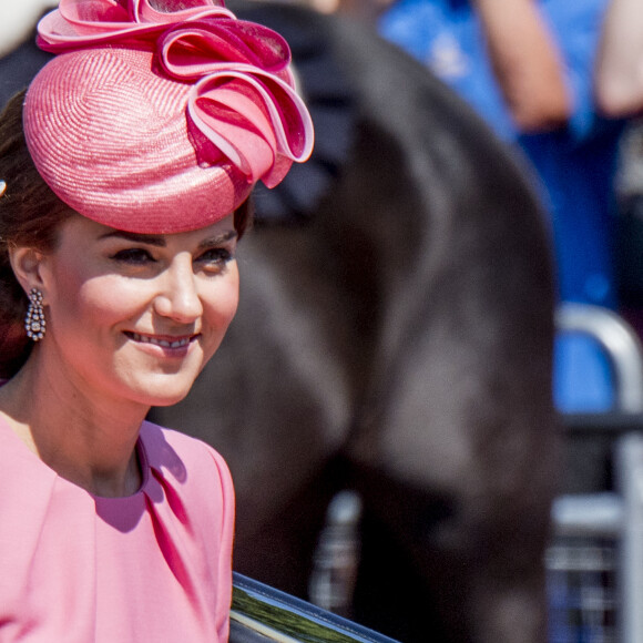 La famille royale britannique lors de la parade des couleurs La reine Elizabeth, le prince de Galles Charles, la duchesse de Cornouailles Camilla, le duc et la duchesse de Cambridge, le prince George, la princesse Charlotte, le prince Andrew et la princesse Anne assistent à la parade annuelle des couleurs en l'honneur de l'anniversaire officiel de la reine, à Londres, au Royaume-Uni, le 17 juin 2017. Photo par Robin Utrecht/ABACAPRESS.COM