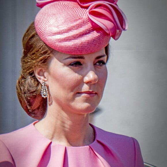 La famille royale britannique lors de la parade des couleurs La reine Elizabeth, le prince de Galles Charles, la duchesse de Cornouailles Camilla, le duc et la duchesse de Cambridge, le prince George, la princesse Charlotte, le prince Andrew et la princesse Anne assistent à la parade annuelle des couleurs en l'honneur de l'anniversaire officiel de la reine, à Londres, au Royaume-Uni, le 17 juin 2017. Photo par Robin Utrecht/ABACAPRESS.COM