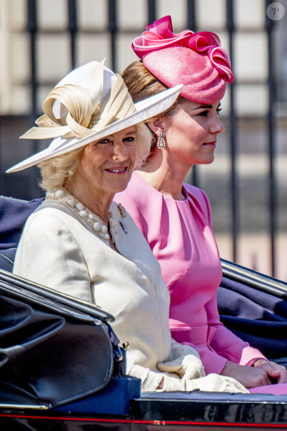 La famille royale britannique lors de la parade des couleurs La reine Elizabeth, le prince de Galles Charles, la duchesse de Cornouailles Camilla, le duc et la duchesse de Cambridge, le prince George, la princesse Charlotte, le prince Andrew et la princesse Anne assistent à la parade annuelle des couleurs en l'honneur de l'anniversaire officiel de la reine, à Londres, au Royaume-Uni, le 17 juin 2017. Photo par Robin Utrecht/ABACAPRESS.COM