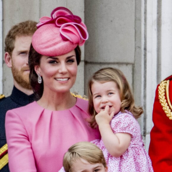 La famille royale britannique lors de la parade des couleurs La reine Elizabeth, le prince de Galles Charles, la duchesse de Cornouailles Camilla, le duc et la duchesse de Cambridge, le prince George, la princesse Charlotte, le prince Andrew et la princesse Anne assistent à la parade annuelle des couleurs en l'honneur de l'anniversaire officiel de la reine, à Londres, au Royaume-Uni, le 17 juin 2017. Photo par Robin Utrecht/ABACAPRESS.COM