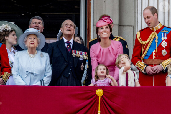 La famille royale britannique lors de la parade des couleurs La reine Elizabeth, le prince de Galles Charles, la duchesse de Cornouailles Camilla, le duc et la duchesse de Cambridge, le prince George, la princesse Charlotte, le prince Andrew et la princesse Anne assistent à la parade annuelle des couleurs en l'honneur de l'anniversaire officiel de la reine, à Londres, au Royaume-Uni, le 17 juin 2017. Photo par Robin Utrecht/ABACAPRESS.COM