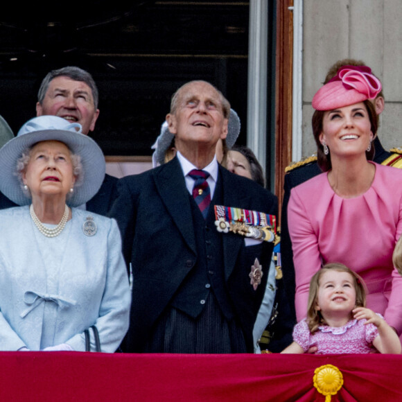 La famille royale britannique lors de la parade des couleurs La reine Elizabeth, le prince de Galles Charles, la duchesse de Cornouailles Camilla, le duc et la duchesse de Cambridge, le prince George, la princesse Charlotte, le prince Andrew et la princesse Anne assistent à la parade annuelle des couleurs en l'honneur de l'anniversaire officiel de la reine, à Londres, au Royaume-Uni, le 17 juin 2017. Photo par Robin Utrecht/ABACAPRESS.COM