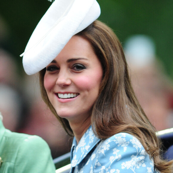 Catherine, duchesse de Cambridge, lors du défilé de l'anniversaire de la reine, "Trooping the Colour", de Buckingham Palace à Horse Guards Parade à Londres, Royaume-Uni, le 13 juin 2015. La cérémonie de la montée des couleurs aurait eu lieu pour la première fois sous le règne du roi Charles II. En 1748, il a été décidé que le défilé serait utilisé pour marquer l'anniversaire officiel du souverain. Plus de 600 gardes et cavaliers participent au défilé, qui célèbre l'anniversaire officiel de la souveraine, bien que l'anniversaire réel de la reine ait lieu le 21 avril. Photo par XPosure/ABACAPRESS.COM