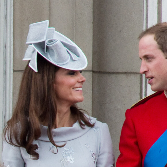 Catherine, duchesse de Cambridge, et le prince William, duc de Cambridge, discutent sur le balcon du palais de Buckingham après la cérémonie de la montée des couleurs à Londres, Royaume-Uni, samedi 17 juin 2012. Photo par Anwar Hussein/PA Photos/ABACAPRESS.COM