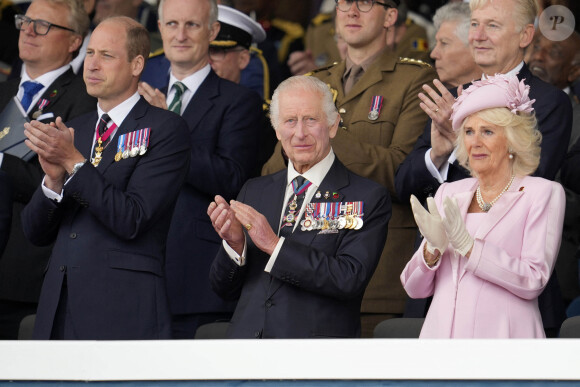 Le prince William de Galles, le roi Charles III d'Angleterre et la reine consort Camilla Parker Bowles - La famille royale d'Angleterre lors des commémorations du 80ème anniversaire du débarquement (D-Day) à Portsmouth. Le 5 juin 2024 © Kin Cheung / Mirrorpix / Bestimage 