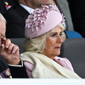 Ainsi qu'au roi Charles et à Camilla, qui devraient eux aussi être présents.
Le roi Charles III d'Angleterre et la reine consort Camilla Parker Bowles - La famille royale d'Angleterre lors des commémorations du 80ème anniversaire du débarquement (D-Day) à Portsmouth. Le 5 juin 2024 © Dylan Martinez / Pool / Bestimage 