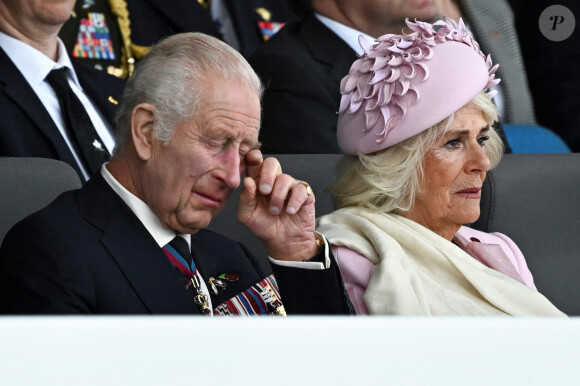 Ainsi qu'au roi Charles et à Camilla, qui devraient eux aussi être présents.
Le roi Charles III d'Angleterre et la reine consort Camilla Parker Bowles - La famille royale d'Angleterre lors des commémorations du 80ème anniversaire du débarquement (D-Day) à Portsmouth. Le 5 juin 2024 © Dylan Martinez / Pool / Bestimage 