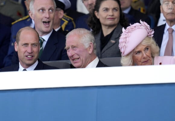 Le prince William de Galles, le roi Charles III d'Angleterre et la reine consort Camilla Parker Bowles - La famille royale d'Angleterre lors des commémorations du 80ème anniversaire du débarquement (D-Day) à Portsmouth. Le 5 juin 2024 © Kin Cheung / Mirrorpix / Bestimage 