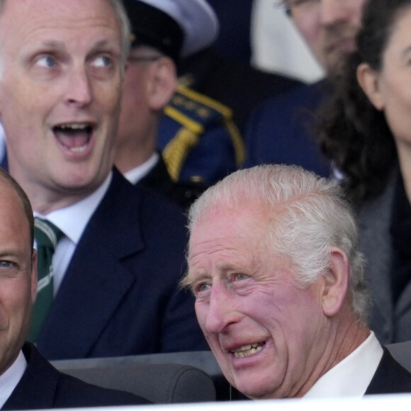 Le prince William de Galles, le roi Charles III d'Angleterre et la reine consort Camilla Parker Bowles - La famille royale d'Angleterre lors des commémorations du 80ème anniversaire du débarquement (D-Day) à Portsmouth. Le 5 juin 2024 © Kin Cheung / Mirrorpix / Bestimage 