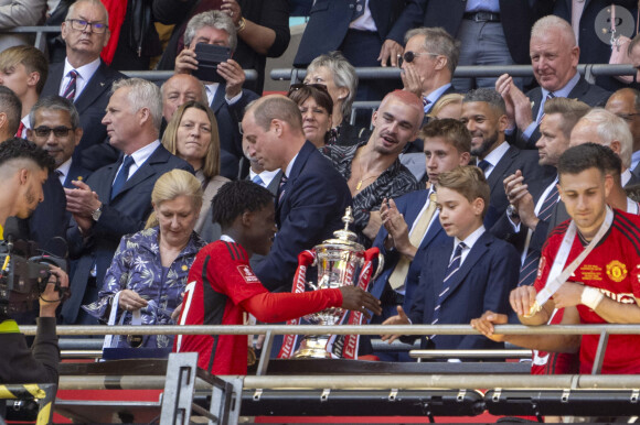 Le prince William, prince de Galles, et son fils le prince George de Galles, assistent à la finale de la coupe Emirates FA 2024 entre Manchester United et Manchester City au stade de Wembley à Londres, le 25 mai 2024. © SPP / Panoramic / Bestimage 