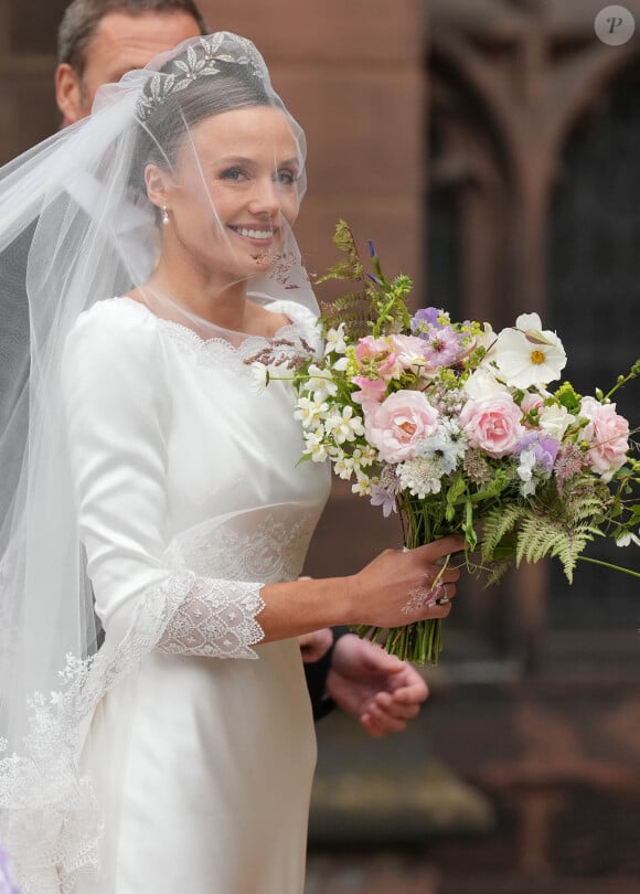 Il a épousé la belle Olivia Henson à Chester, près de la frontière entre l'Angleterre et le pays de Galles
Olivia Henson - Mariage du duc de Westminster, Hugh Grosvenor, et Olivia Henson en la cathédrale de Chester. Le 7 juin © Julien Burton / Bestimage 