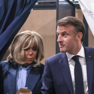 Brigitte Macron et son mari Emmanuel Macron - Le président français et la Première dame au bureau de vote du Touquet, pour les élections européennes. Le 9 juin 2024 © Stéphane Lemouton / Bestimage 