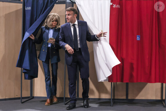 Brigitte Macron et son mari Emmanuel Macron - Le président français et la Première dame au bureau de vote du Touquet, pour les élections européennes. Le 9 juin 2024 © Stéphane Lemouton / Bestimage 