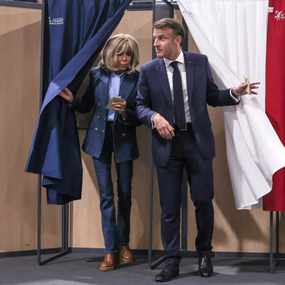 Brigitte Macron et son mari Emmanuel Macron - Le président français et la Première dame au bureau de vote du Touquet, pour les élections européennes. Le 9 juin 2024 © Stéphane Lemouton / Bestimage 