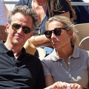 Anne-Sophie Lapix et son mari Arthur Sadoun en tribunes lors des Internationaux de France de tennis de Roland Garros 2023 à Paris, France, le 4 juin 2023. © Cyril Moreau/Bestimage 