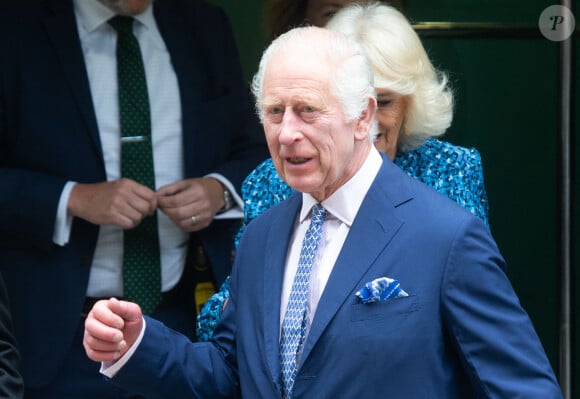 "Il ne veut pas d'une relation FaceTime avec les enfants de son fils. Il veut les connaître et s'impliquer dans leur vie" a fait savoir une source au Mirror. Et ça peut se comprendre...
Le roi Charles III d'Angleterre et Camilla Parker Bowles, reine consort d'Angleterre, quittent la Royal Academy of Dramatic Art à Londres, le 29 mai 2024. 