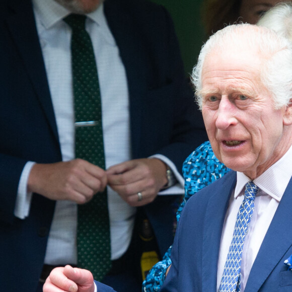"Il ne veut pas d'une relation FaceTime avec les enfants de son fils. Il veut les connaître et s'impliquer dans leur vie" a fait savoir une source au Mirror. Et ça peut se comprendre...
Le roi Charles III d'Angleterre et Camilla Parker Bowles, reine consort d'Angleterre, quittent la Royal Academy of Dramatic Art à Londres, le 29 mai 2024. 