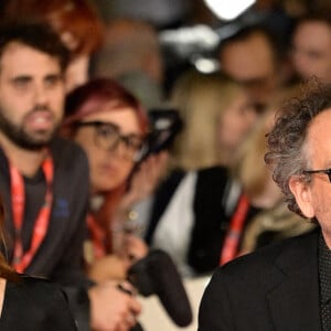 La nouvelle compagne de Tim Burton qui fêtera ses 60 ans en septembre peut se targuer d'avoir derrière elle une formidable carrière...
Monica Bellucci et Tim Burton assistent à un tapis rouge pour le film Maria Callas : Lettere E Memorie lors du 18e Festival du film de Rome à l'Auditorium Parco Della Musica le 20 octobre 2023 à Rome, Italie. Photo par Fabrizio Corradetti/LiveMedia/IPA/ABACAPRESS.COM