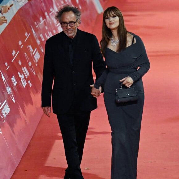 Monica Bellucci et Tim Burton assistent à un tapis rouge pour le film 'Diabolik Chi Sei?' lors du 18ème Festival du Film de Rome le 19 octobre 2023 à Rome, Italie. Monica Bellucci et Tim Burton se sont montrés à l'aise jeudi lors de leur première sortie ensemble sur le tapis rouge depuis la confirmation de leur romance. Photo par Eric Vandeville/ABACAPRESS.COM