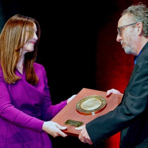 Photo datée du 21 octobre 2022 montrant Tim Burton recevant le Lumiere Award des mains de Monica Bellucci lors de la cérémonie de remise du Lumiere Award pendant le 14ème Festival du Film Lumière à Lyon, France. Photo par Franck Castel/ABACAPRESS.COM